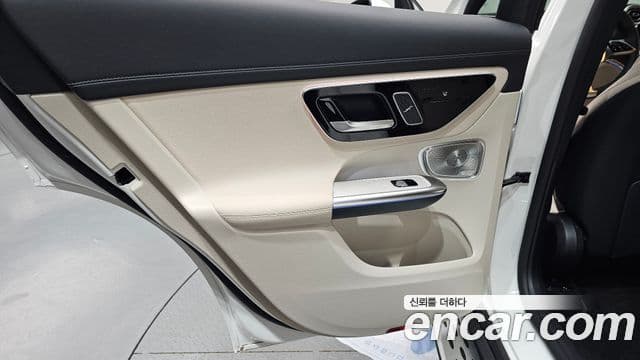 Mercedes-Benz GLC-Class 2025 — Photo 9/32