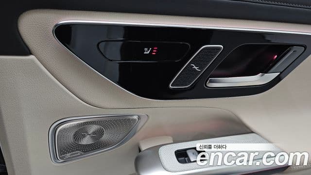 Mercedes-Benz GLC-Class 2025 — Photo 16/32
