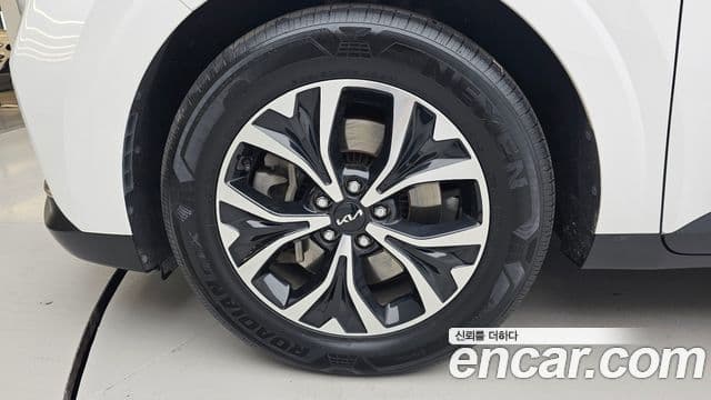 Kia Carnival 2023 — ფოტო 5/20