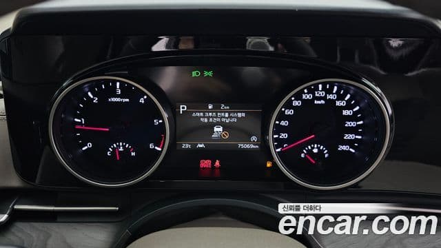 Kia Carnival 2023 — ფოტო 8/20