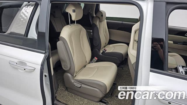 Kia Carnival 2023 — ფოტო 12/20