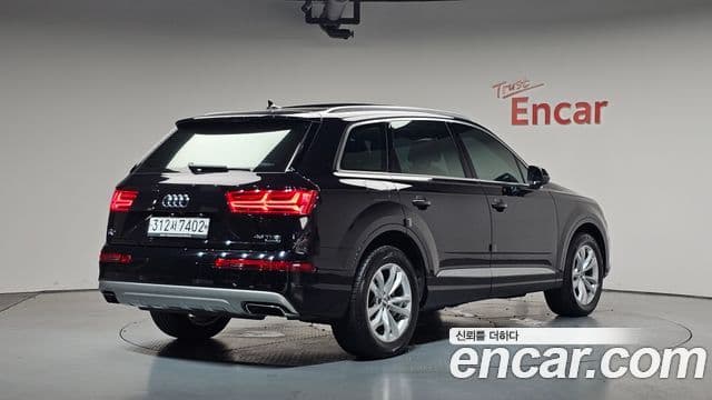 Audi Q7 2019 — Фото 2/20