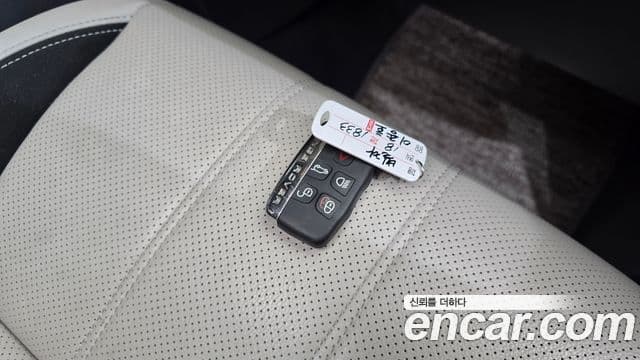 Land Rover Range Rover Velar 2018 — ფოტო 15/20