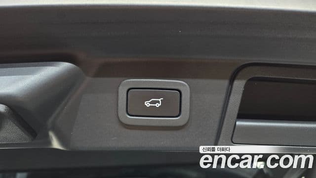 Land Rover Range Rover Velar 2018 — ფოტო 18/20