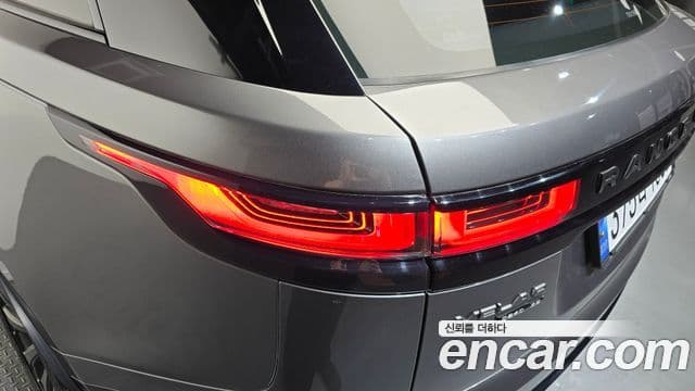 Land Rover Range Rover Velar 2018 — Photo 11/31