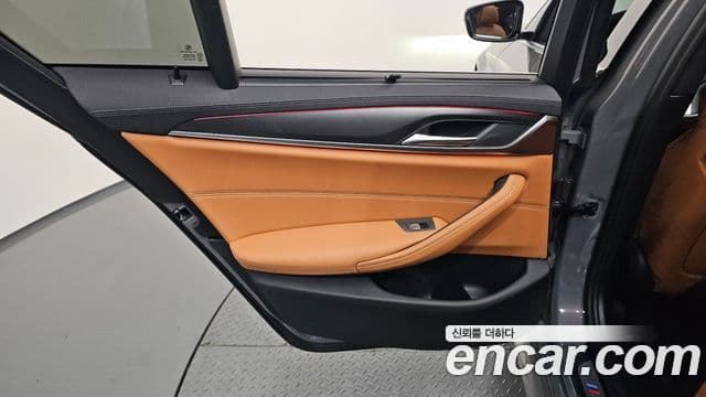 BMW 5 Series 2022 — Photo 17/36
