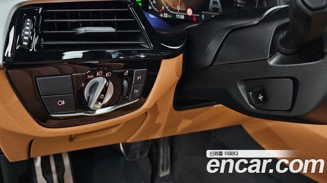 BMW 5 Series 2022 — Photo 18/36