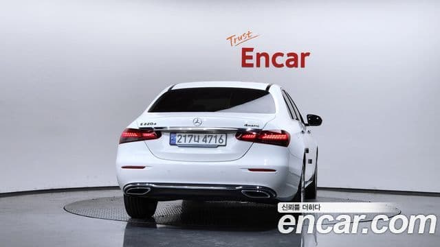 Mercedes-Benz E-Class 2023 — ფოტო 4/20