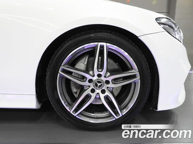 Mercedes-Benz E-Class 2018 — Şəkil 19/20