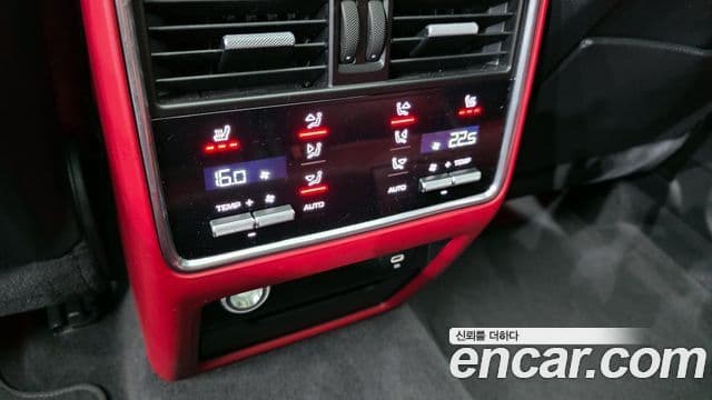 Porsche Cayenne 2020 — Photo 19/34