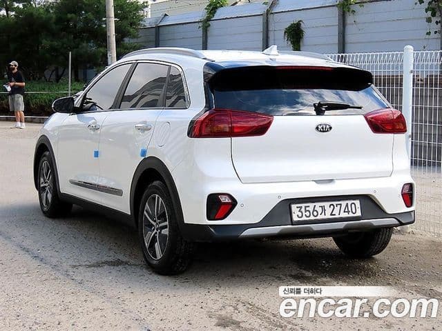 Kia Niro 2021 — Фото 2/20