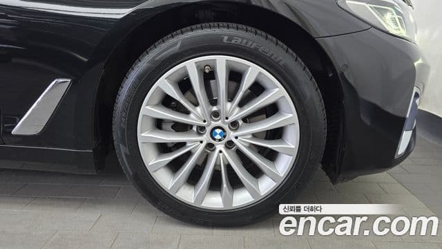 BMW 5 Series 2022 — Photo 14/33