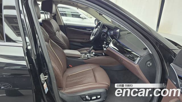BMW 5 Series 2022 — Photo 28/33