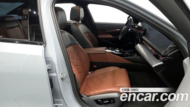 BMW 5 Series 2025 — Photo 24/34