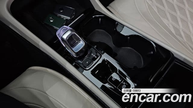 Volvo XC40 2025 — ფოტო 8/20