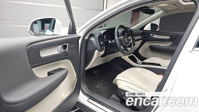 Volvo XC40 2025 — ფოტო 9/20