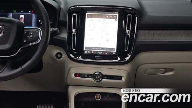 Volvo XC40 2025 — ფოტო 14/20