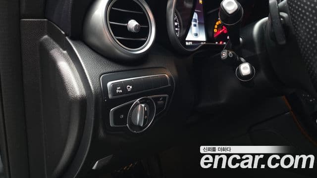 Mercedes-Benz GLC-Class 2018 — Şəkil 18/20