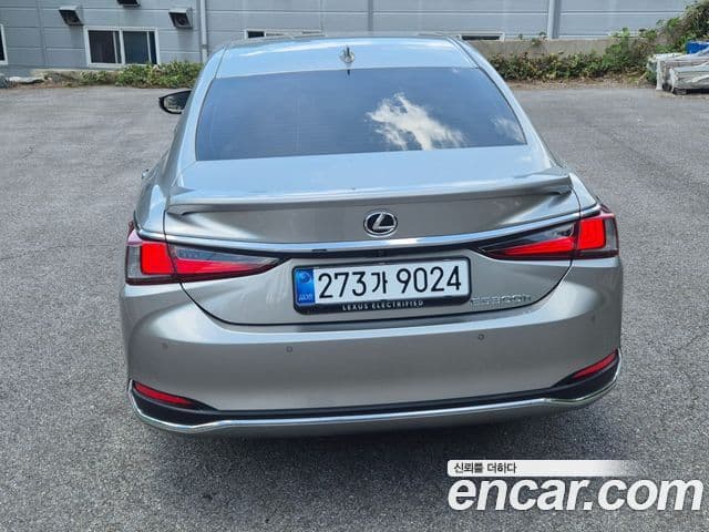 Lexus ES300h 2026 — Şəkil 9/20