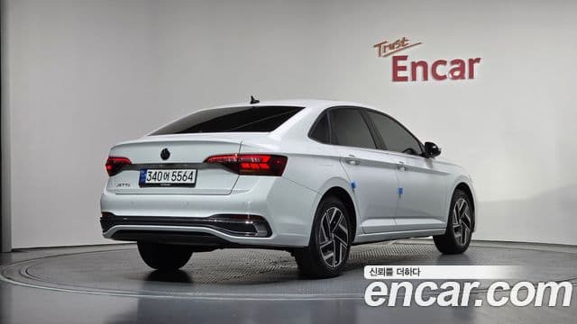 Volkswagen Jetta 2023 — ფოტო 2/20
