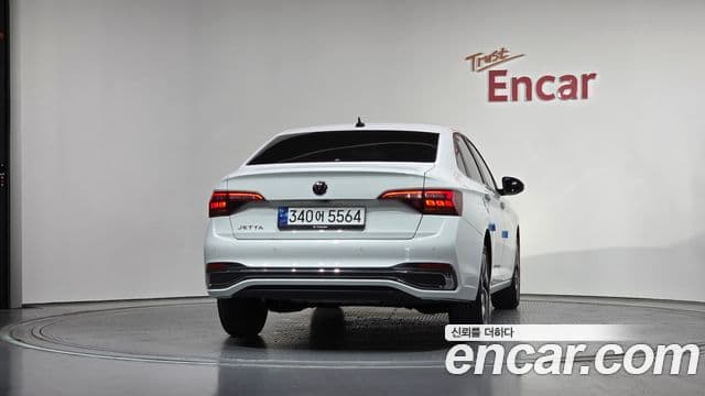 Volkswagen Jetta 2023 — ფოტო 4/20