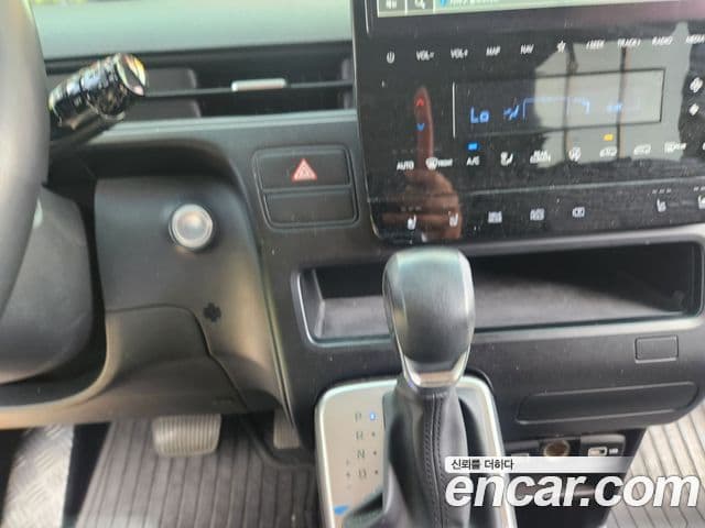 Hyundai Staria 2023 — ფოტო 18/20