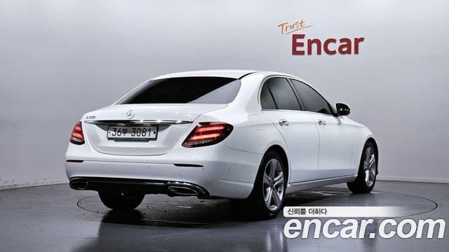 Mercedes-Benz E-Class 2018 — ფოტო 2/20