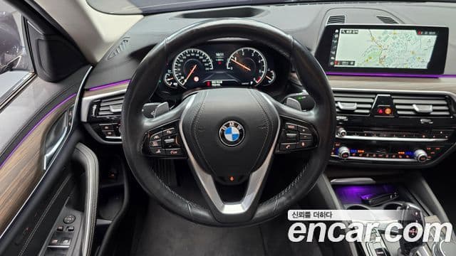 BMW 5 Series 2018 — ფოტო 13/20