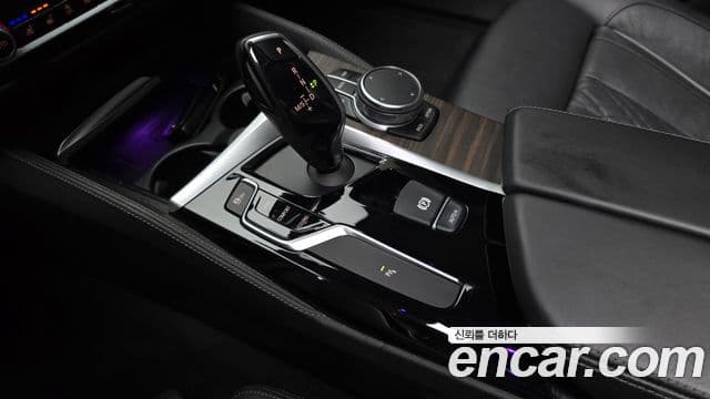 BMW 5 Series 2018 — ფოტო 17/20