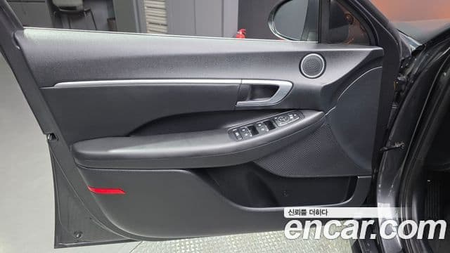 Hyundai Sonata Hybrid 2019 — Photo 29/33