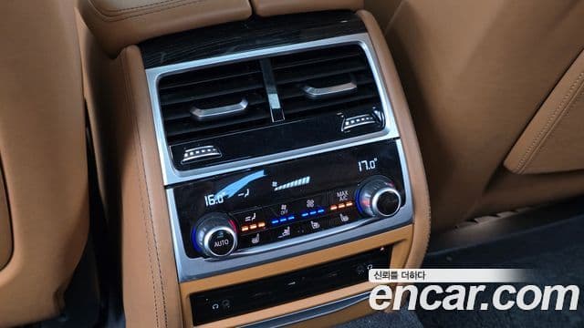 BMW 7 Series 2018 — ფოტო 15/20