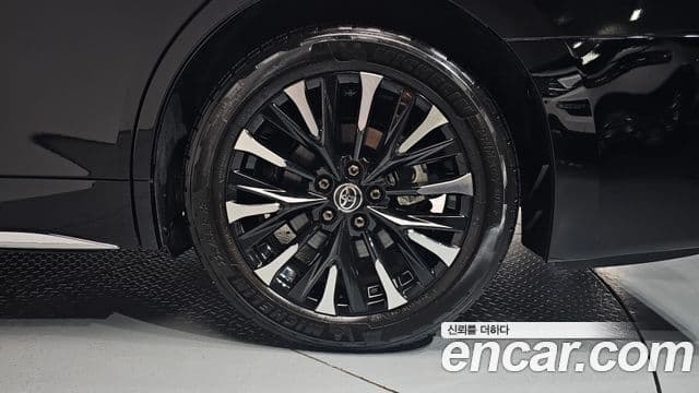 Toyota Alphard 2025 — Photo 19/35