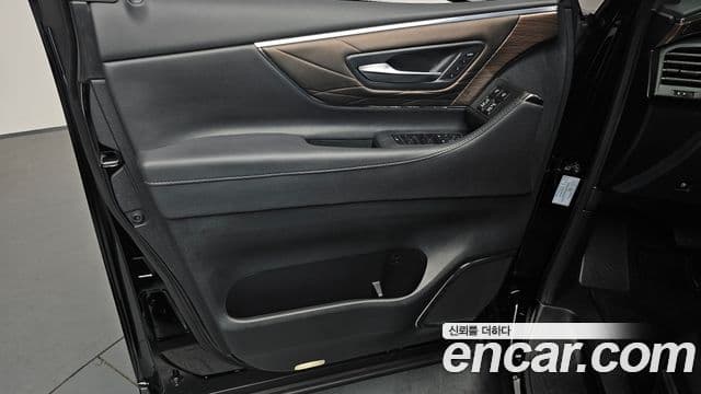 Toyota Alphard 2025 — Photo 22/35