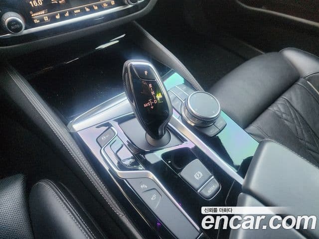 BMW 5 Series 2018 — Şəkil 9/20