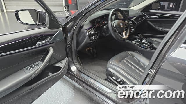 BMW 5 Series 2018 — ფოტო 10/20