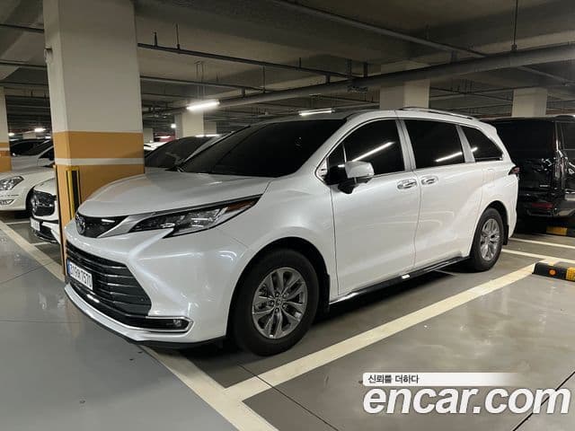 Toyota Sienna 2025 — ფოტო 1/11
