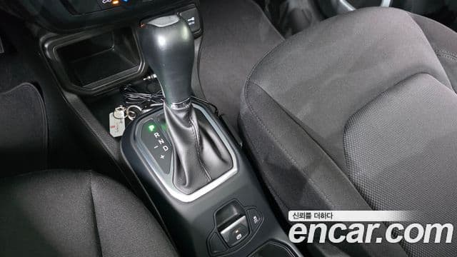 Jeep Renegade 2021 — Şəkil 23/33
