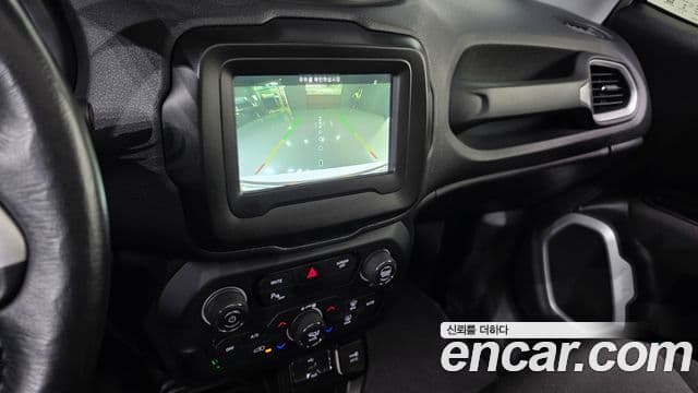 Jeep Renegade 2021 — Şəkil 31/33