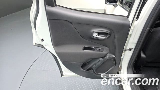 Jeep Renegade 2021 — Şəkil 32/33