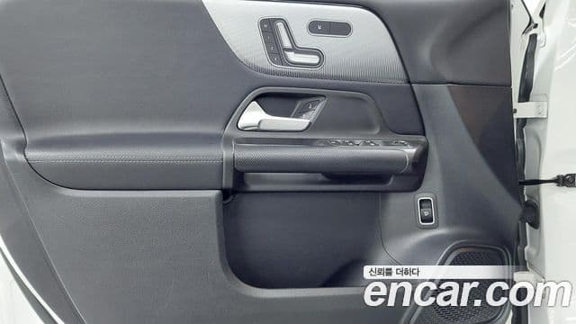 Mercedes-Benz GLB-Class 2021 — Фото 15/17