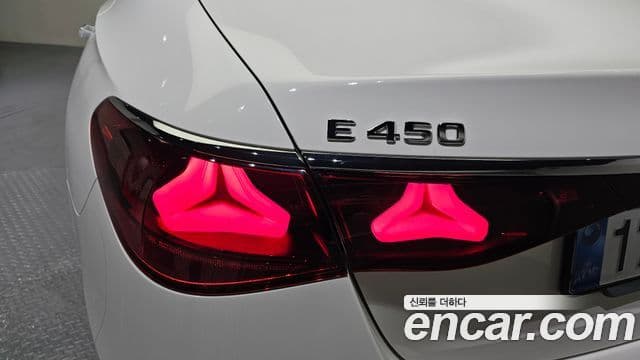 Mercedes-Benz E-Class 2025 — Photo 24/30