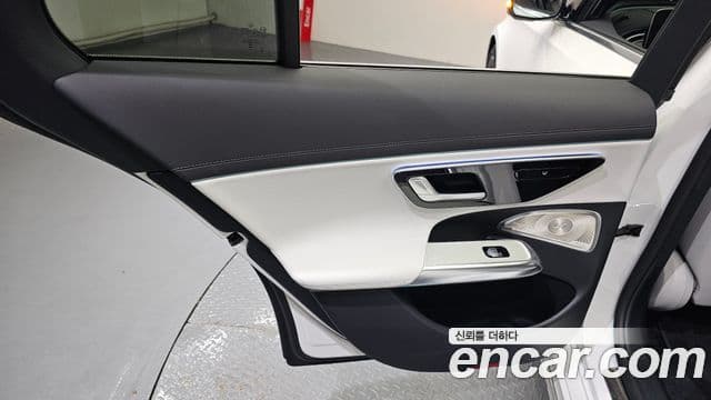 Mercedes-Benz E-Class 2025 — Photo 20/30