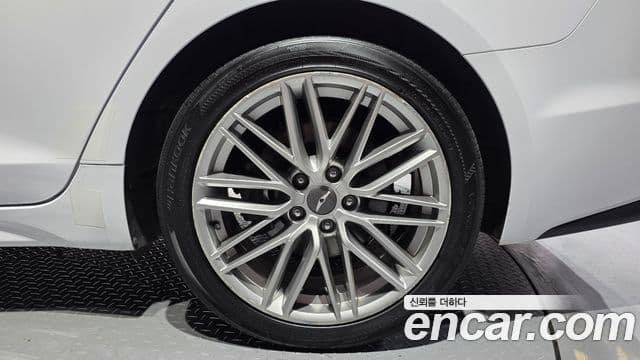 Genesis G70 2018 — Photo 9/31