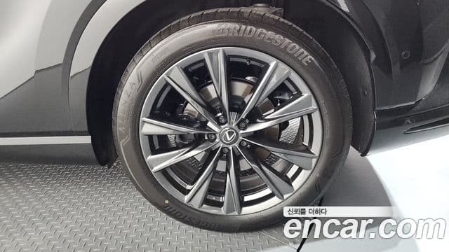 Lexus RX500h 2024 — Photo 12/36
