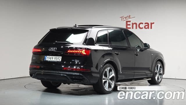 Audi Q7 2022 — ფოტო 2/20