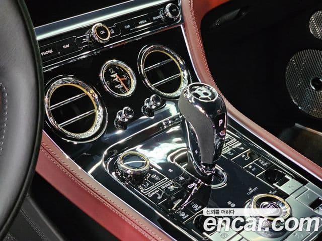 Bentley Continental GT 2023 — ფოტო 8/20