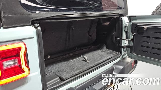 Jeep Wrangler 2024 — ფოტო 18/20