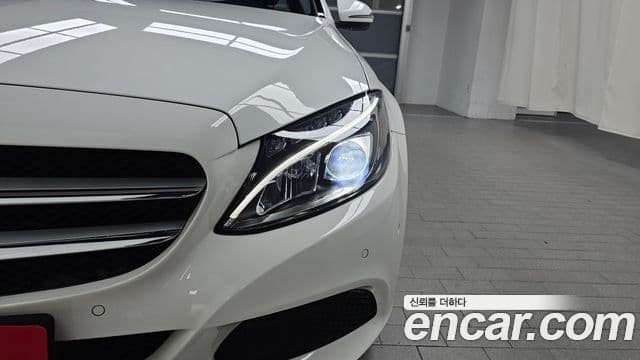Mercedes-Benz C-Class 2018 — Şəkil 27/31