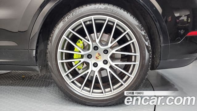 Porsche Cayenne 2023 — Photo 13/37