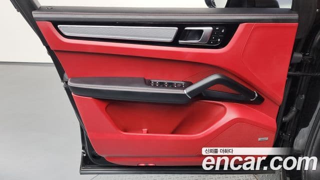 Porsche Cayenne 2023 — Photo 32/37
